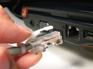Repair a Broken Ethernet Plug 300x225 Come riparare il Plug del cavo Ethernet