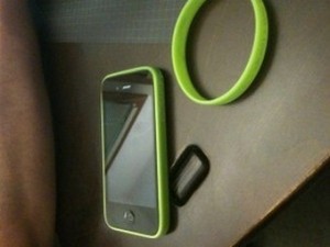 iphone livestrong 300x225 Eliminare i problemi di ricezione delliPhone 4 con un bracciale