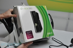 slim unboxing 01 top 300x199 Dopo Kinect ecco la nuova Xbox 360 Slim
