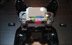 sixaxis autopsy 300x187 Hacking PS3 a costo zero: PSGroove su Joypad PS3 Sixaxis